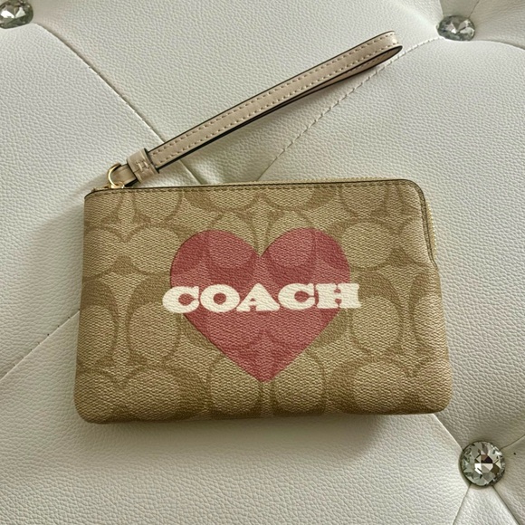 NEW Coach Signature Coated Canvas Heart Print Corner Zip Wristlet - Picture 5 of 15